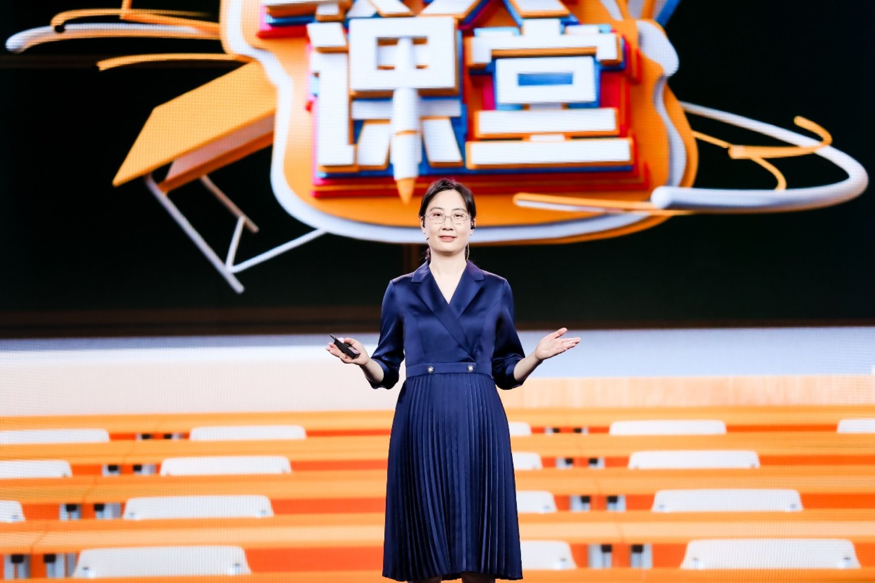 图片包含 前, 女人, 橙子, 女孩
已生成极高可信度的说明